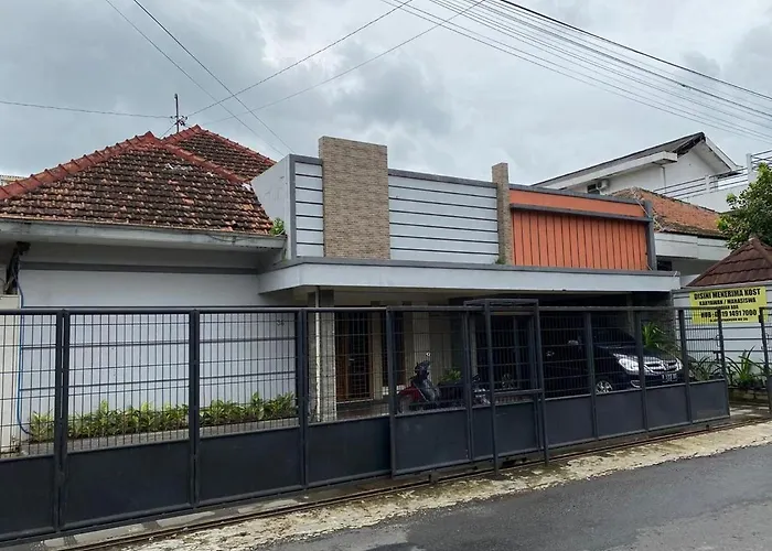 Jatiwinangun Homestay Near Gor Satria Purwoketo Mitra Reddoorz