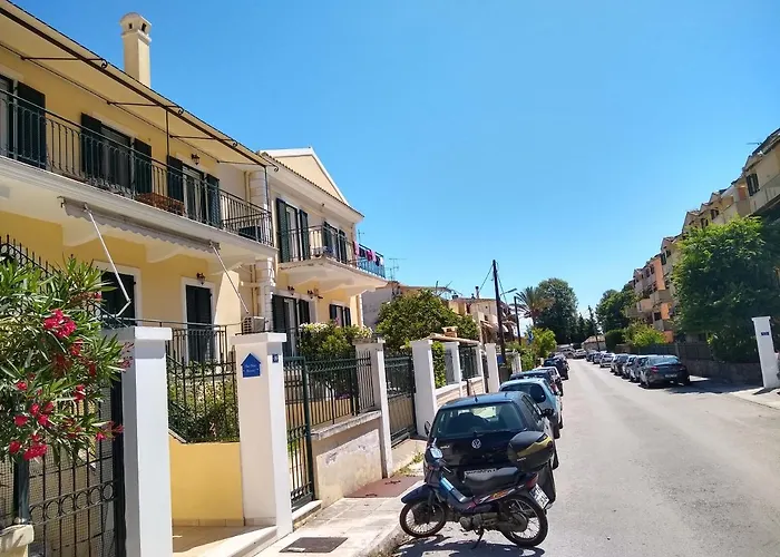 The Bluehouse - Spacious Top Floor Flat With Parking, By Mon Repos Beach