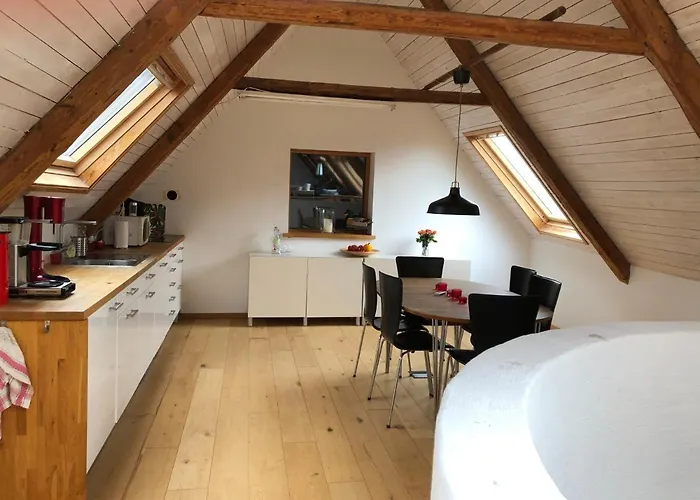 Fridfullt Boende Pa Lantgard Med Underbar Utsikt