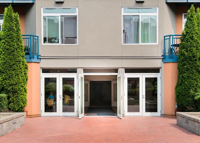 City Water View Oasis With Pool & Gym Near Cruise In Heart Of Seattle