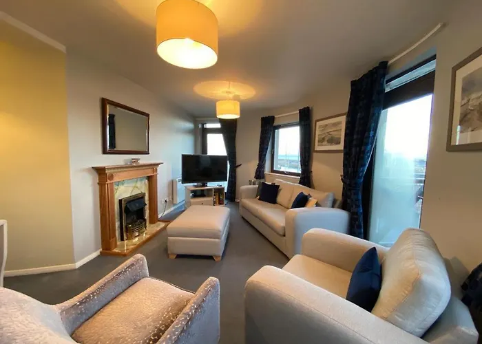 Harbour And River View, Beach 50M From Doorstep & Free Parking
