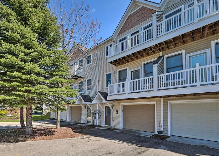 Bright Manistee Condo W/ Beach + Pool Access!