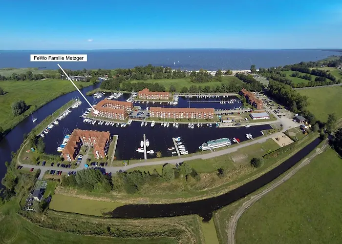 Blick auf Yachthafen an der Ostsee