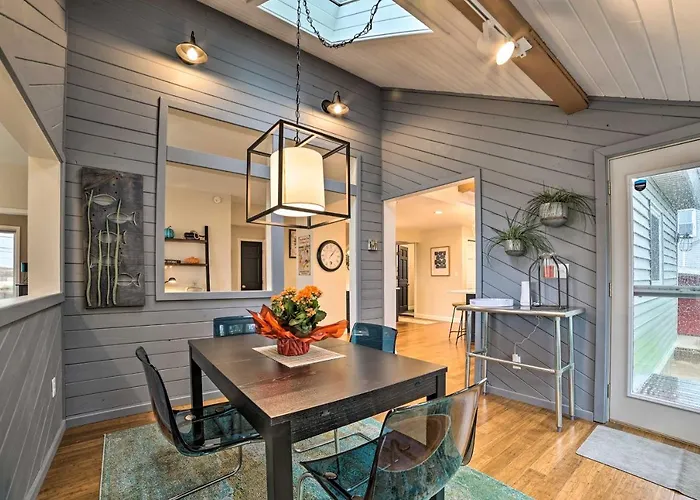 Chic Manistee Cottage: Steps To Lake Michigan!