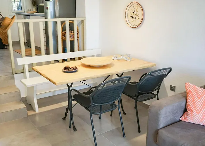 Delfini Villa, Beachfront 2-Bdrm Maisonette