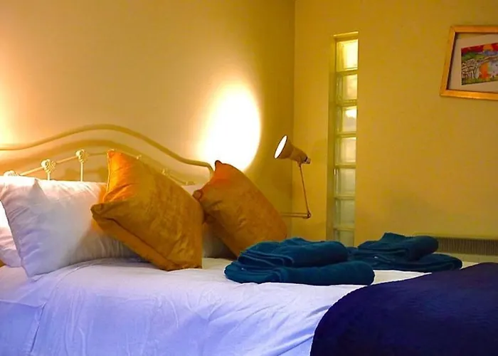 “Dragons Den” Centrally Located Modern Apartment