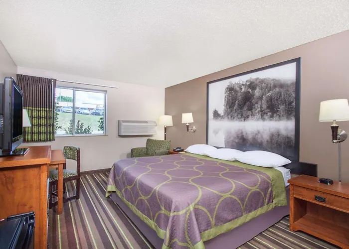 Super 8 By Wyndham Richlands/Claypool Hill Area