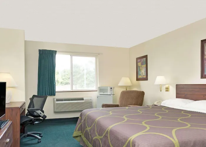 Super 8 By Wyndham Windsor