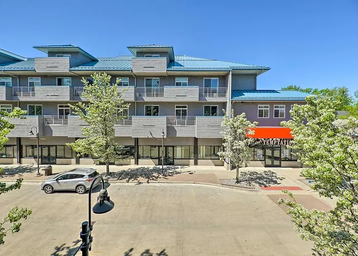 Grand Haven Condo - Walk To Nearby Hot Spots!