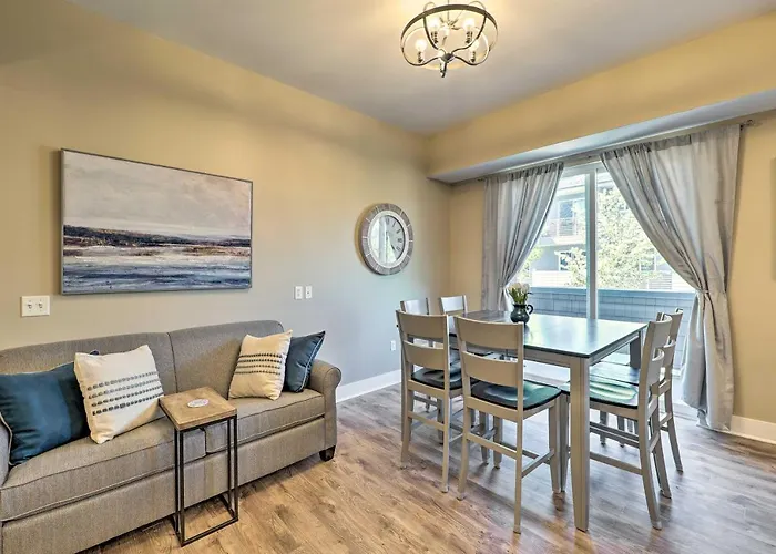 Grand Haven Condo - Walk To Nearby Hot Spots!