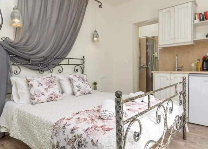 Naxos Petite Studios