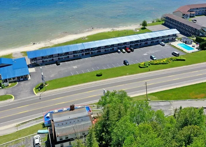 Days Inn & Suites By Wyndham St. Ignace Lakefront