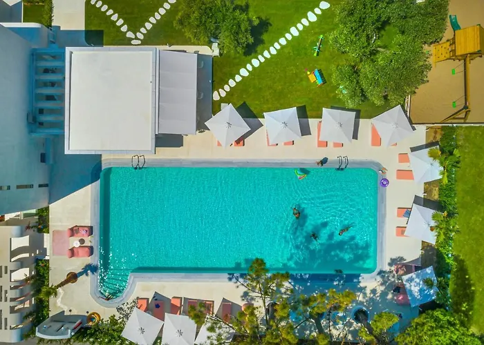 Cocoοns Suites & Villas Fourka