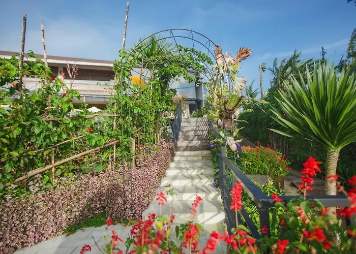 Giriwood Hotel & Villa