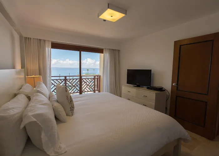 The Bannister Hotel&Yacht Club