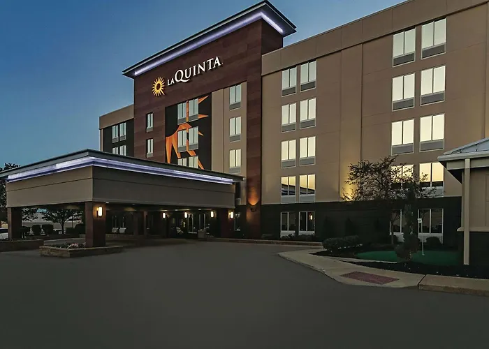 La Quinta Inn & Suites By Wyndham Cleveland Airport West