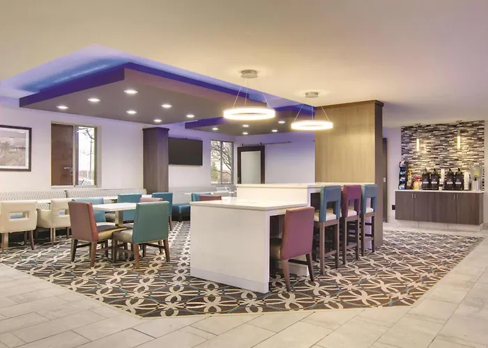 La Quinta Inn & Suites By Wyndham Cleveland Airport West