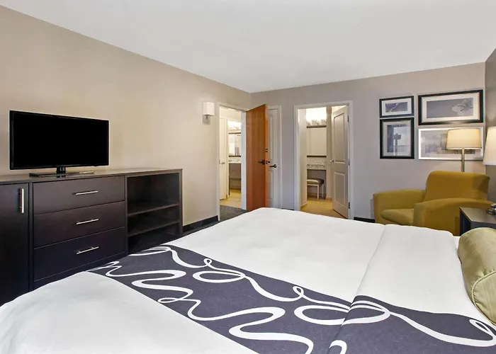La Quinta Inn & Suites By Wyndham Detroit Metro Airport