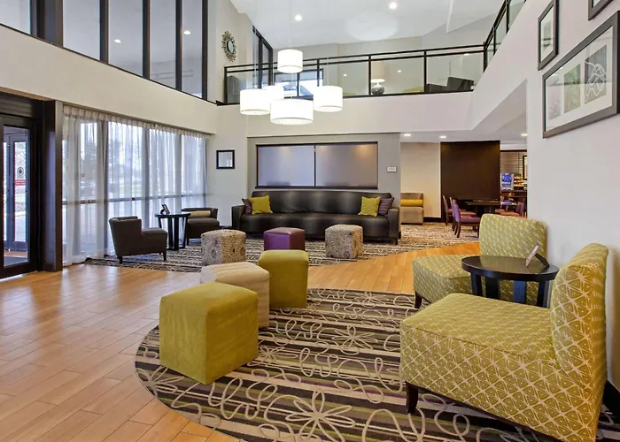 La Quinta Inn & Suites By Wyndham Detroit Metro Airport