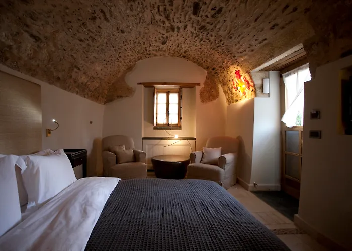 Kinsterna Hotel