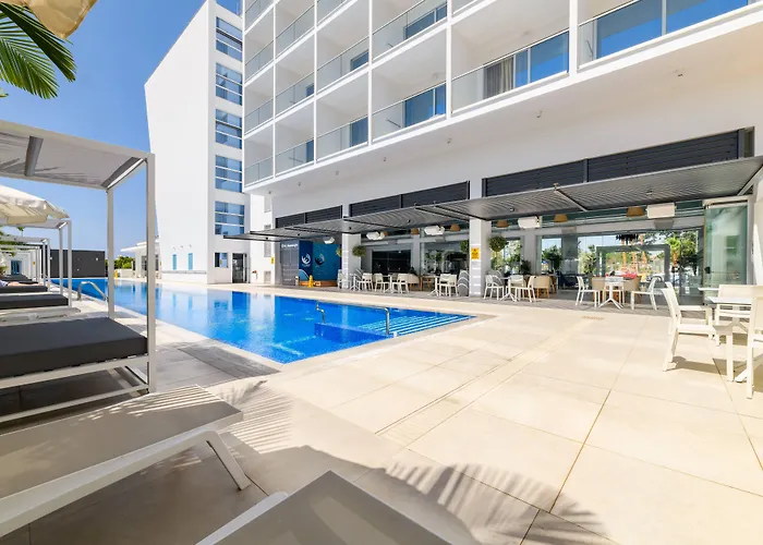 Seasons Hotel (Adults Only)