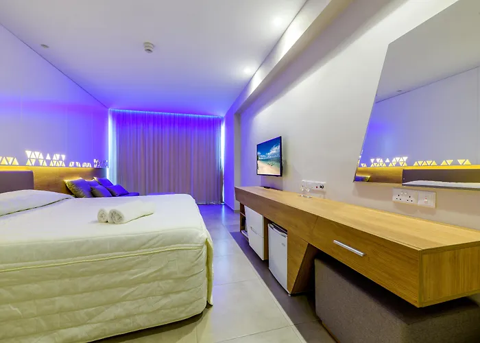 Seasons Hotel (Adults Only)
