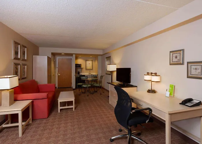 La Quinta By Wyndham Garden City