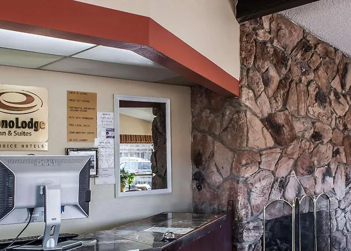 Econo Lodge Inn & Suites
