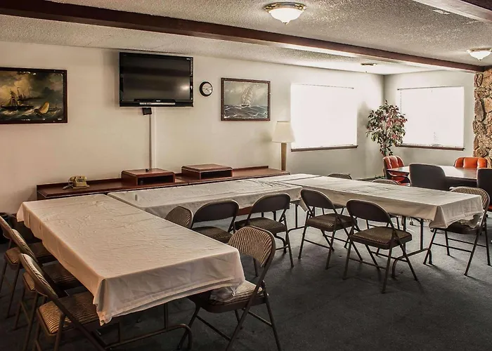 Econo Lodge Inn & Suites