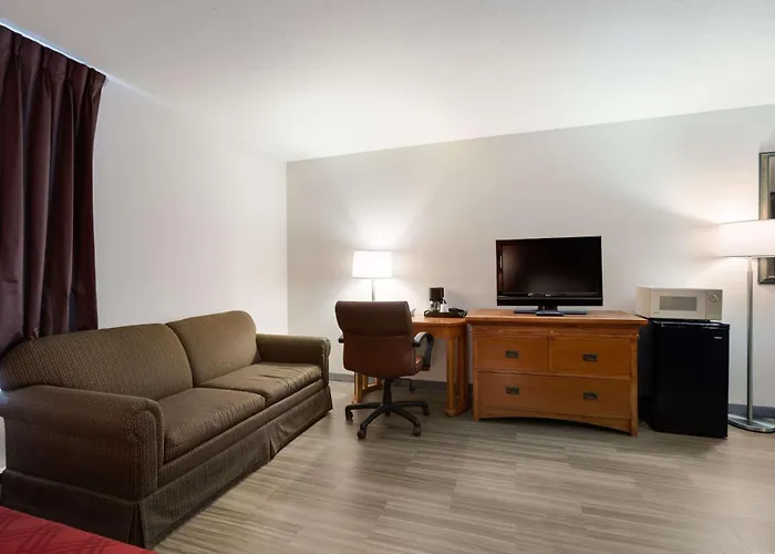 Econo Lodge Inn & Suites Escanaba North