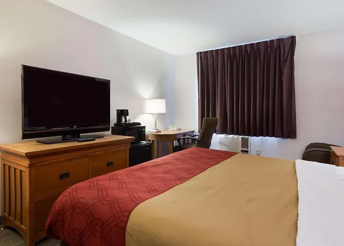 Econo Lodge Inn & Suites Escanaba North