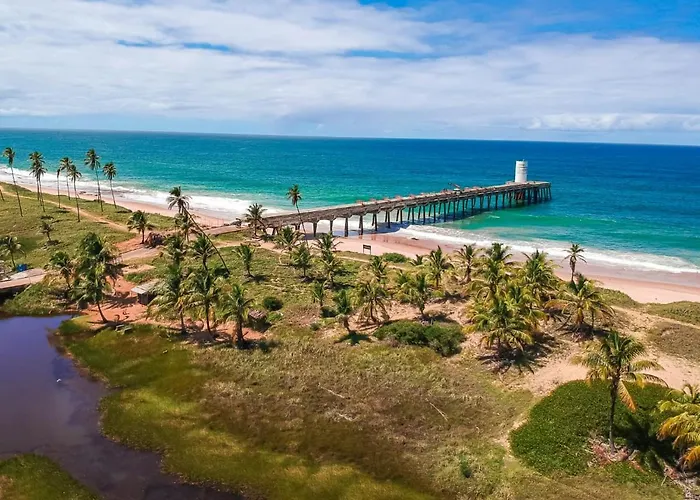 Confortável casa em Arembepe,100 metros da Praia com Churrasqueira Piscina e Wi-fi