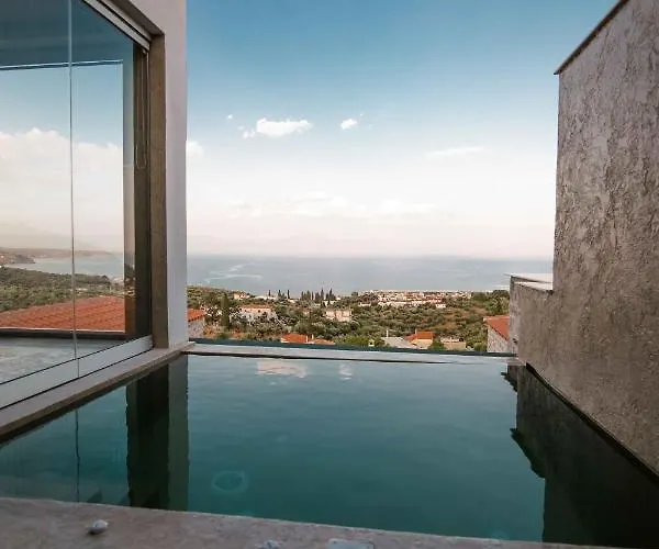 Mani Luxury Suites And Studios In Gytheio With Private Pools