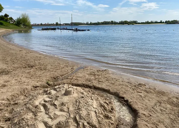 LUXUS Cube Ferienhaus Chalet am See mit Schwimmbad in Lathum NL