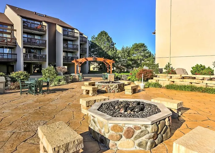 Waterfront Port Clinton Condo W/ Pool Access!