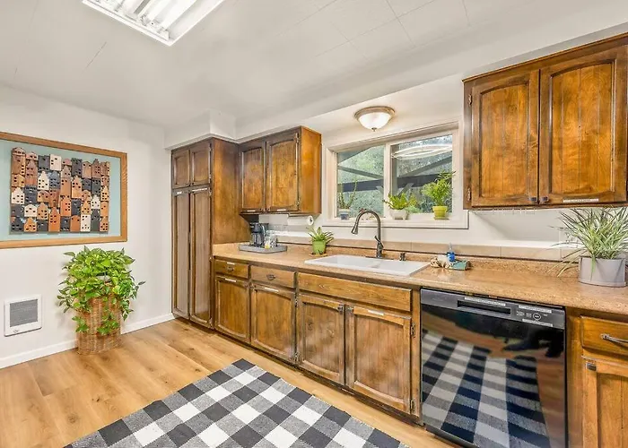 Bright, Updated Waterfront Cottage Pets Welcome!
