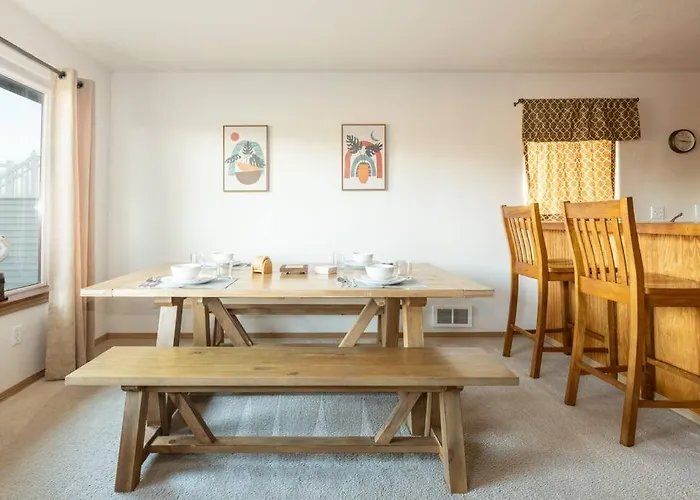 Cozy 2 Bedroom Condo Walking Distance From The Beach