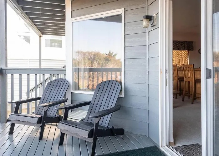 Cozy 2 Bedroom Condo Walking Distance From The Beach