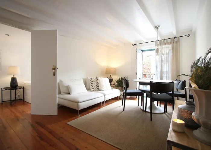 Chic Urban Retreat At Downtown With Balcony & Views, 5Th-Floor No Lift