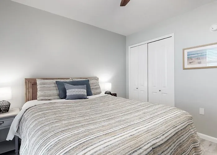 Beachfront - Renovated - Gulf View Bedroom - Flpcb5