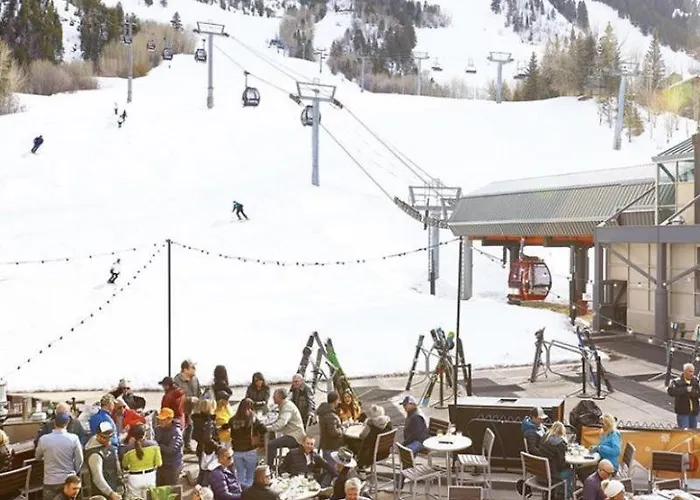 Aspen Alpine Retreat: Downtown Luxury with Pool and Spa