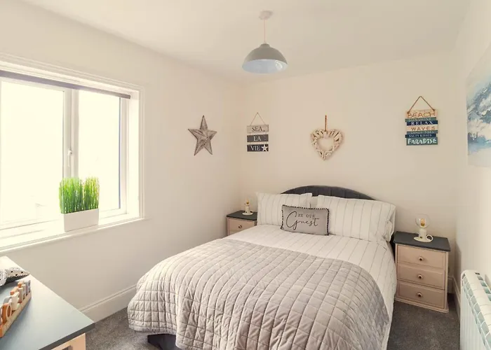 Lovely 2- Bedroom Apartment With Stunning Sea Views