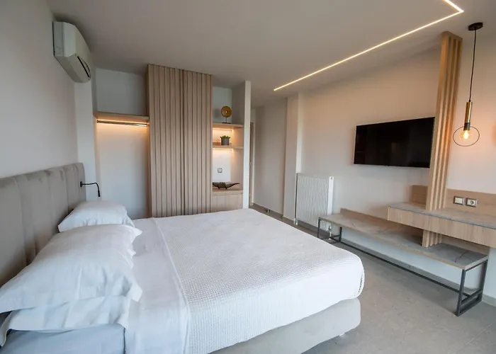 Paralimnio Suites