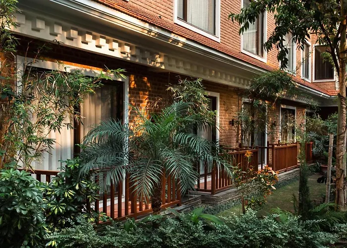 Hotel Thrive, A Tropical Courtyard