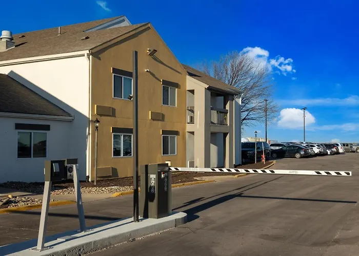 Orangewood Inn & Suites Kansas City Airport