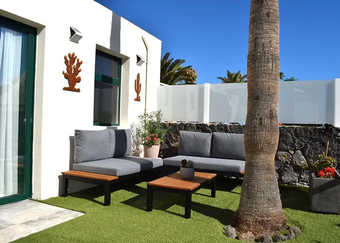 Bungalow La Palmera: Beachfront with Pool View