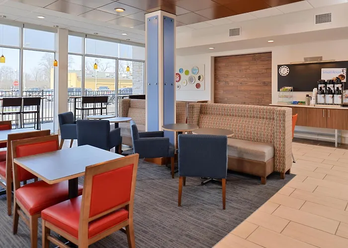 Holiday Inn Express & Suites Farmington Hills - Detroit By Ihg