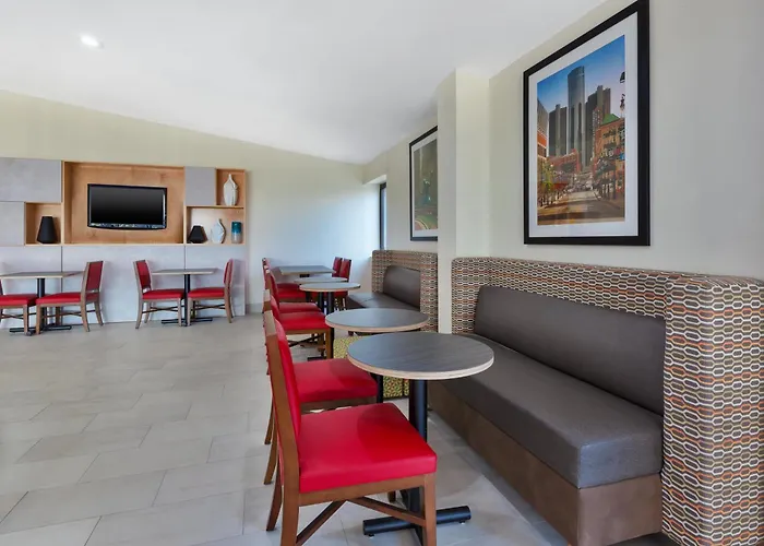 Holiday Inn Express Detroit-Warren/General Motors Technology Center By Ihg