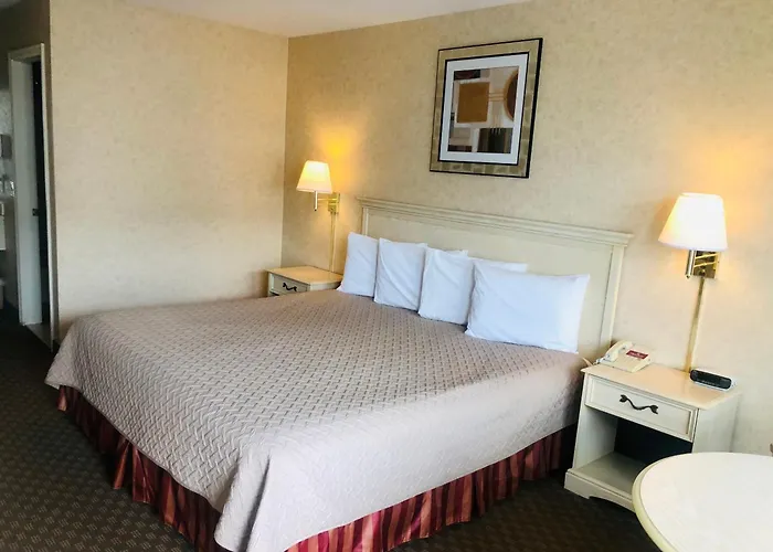 Court Plaza Inn & Suites Of Mackinaw