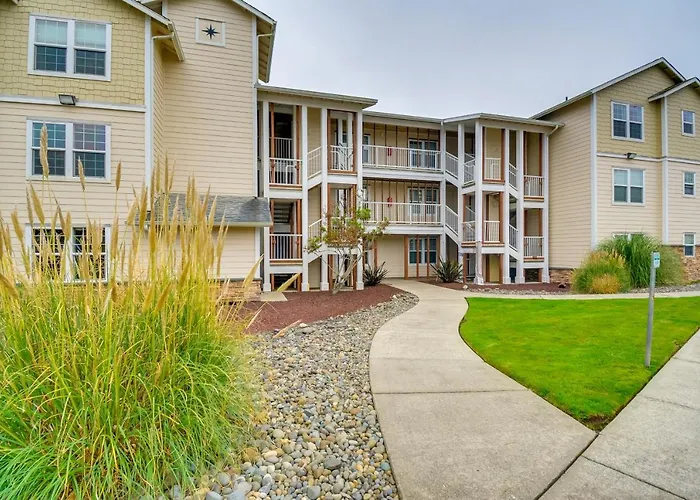 Walk To Beach: 'Panoramic Splendor' Westport Condo